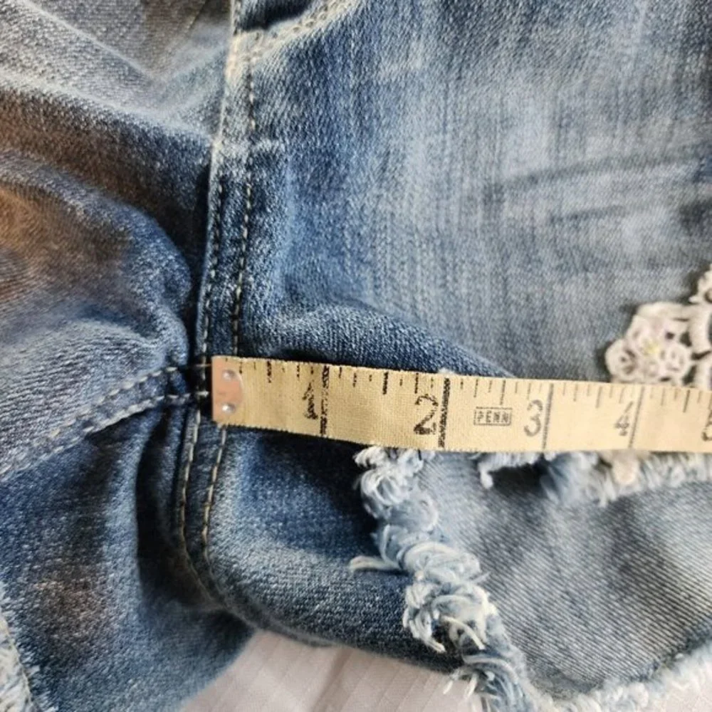 Vanilla Star Cutoff Bootie Shorts Floral Lace Boho Detail Distressed Jean Size 7